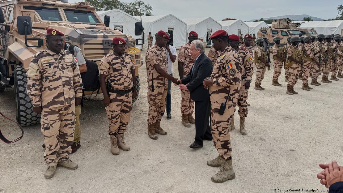 O secretário-geral da ONU, Antonio Guterres, cumprimenta soldados do Chade enviados para participar de força especial contra gangues no Haiti