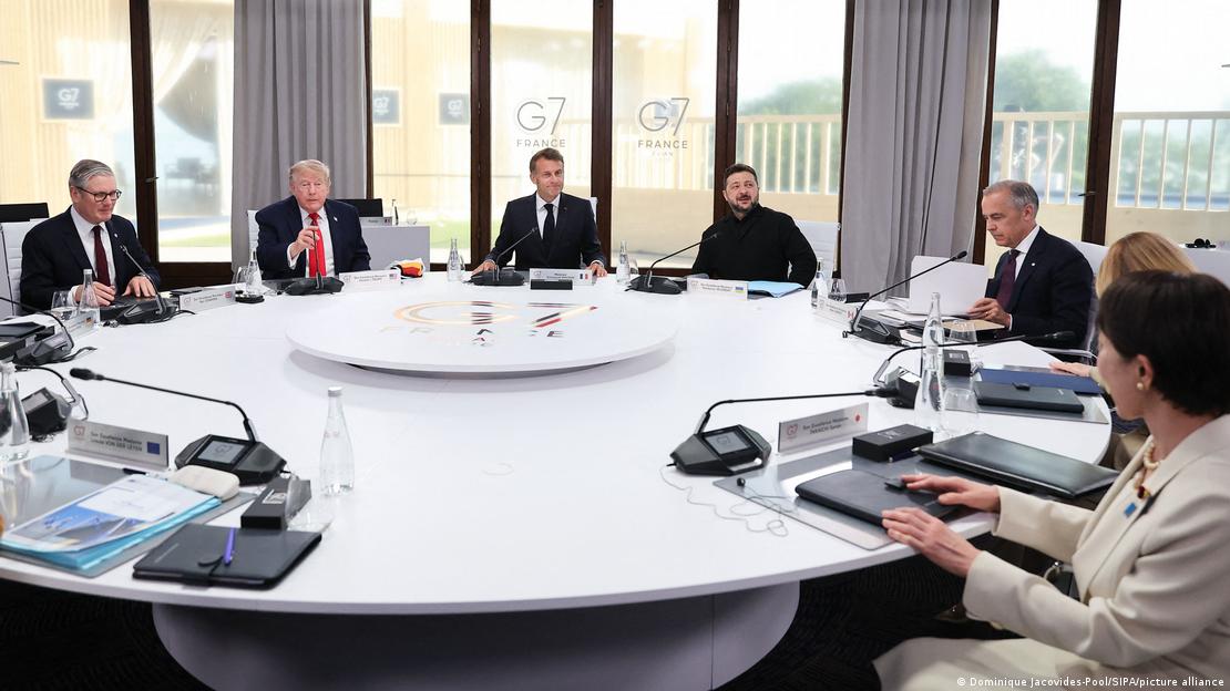 Líderes europeus estão em uma mesa redonda junto ao presidente dos EUA, Donald Trump, e o presidente da Ucrânia, Voldimir Zelenski.