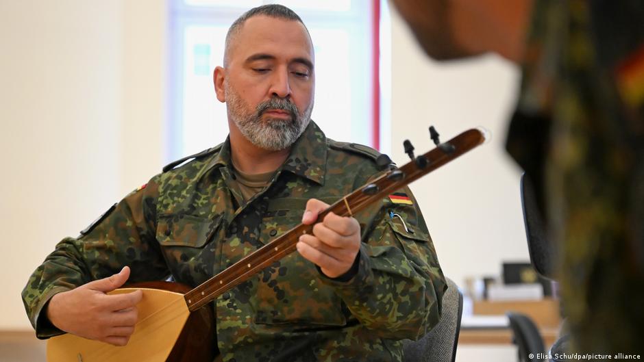 Alman askeri orkestrası bağlamayla tanışıyor