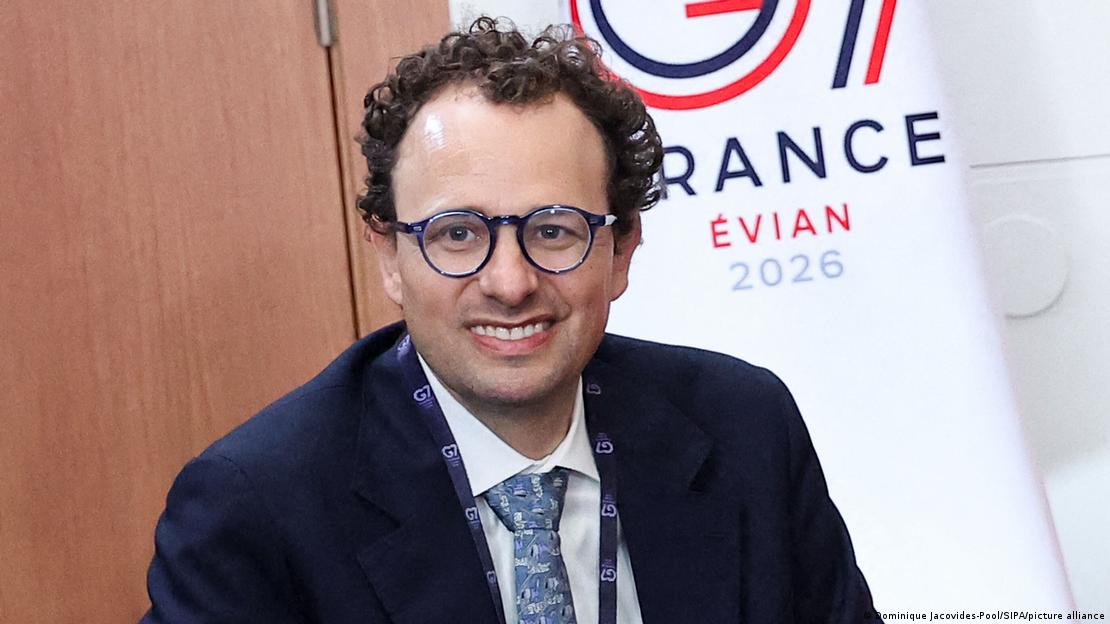 Evian'daki G7 Zirvesi'nde Anthropic CEO'su Dario Amodei'nin portresi, arkasında ise "France" ve "Evian 2026" yazılı G7 Zirvesi logosu