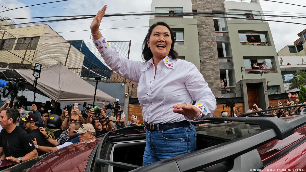 Keiko Fujimori waves to her supporters in Lima [FILE: June 7, 2026] Image: Mauricio Munoz/AP Photo/picture alliance