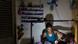 Mulher trabalha em salão de beleza em Havana usando luz gerada por bateria