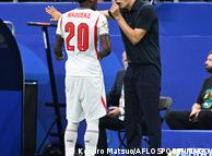 Thomas Tuchel dává pokyny hráči Anglie Noni Madueke na postranní čáře