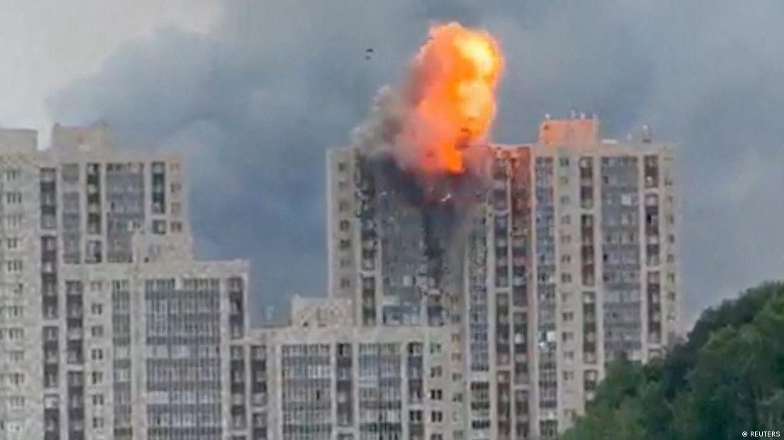 Prédio em Moscou atingido por drone