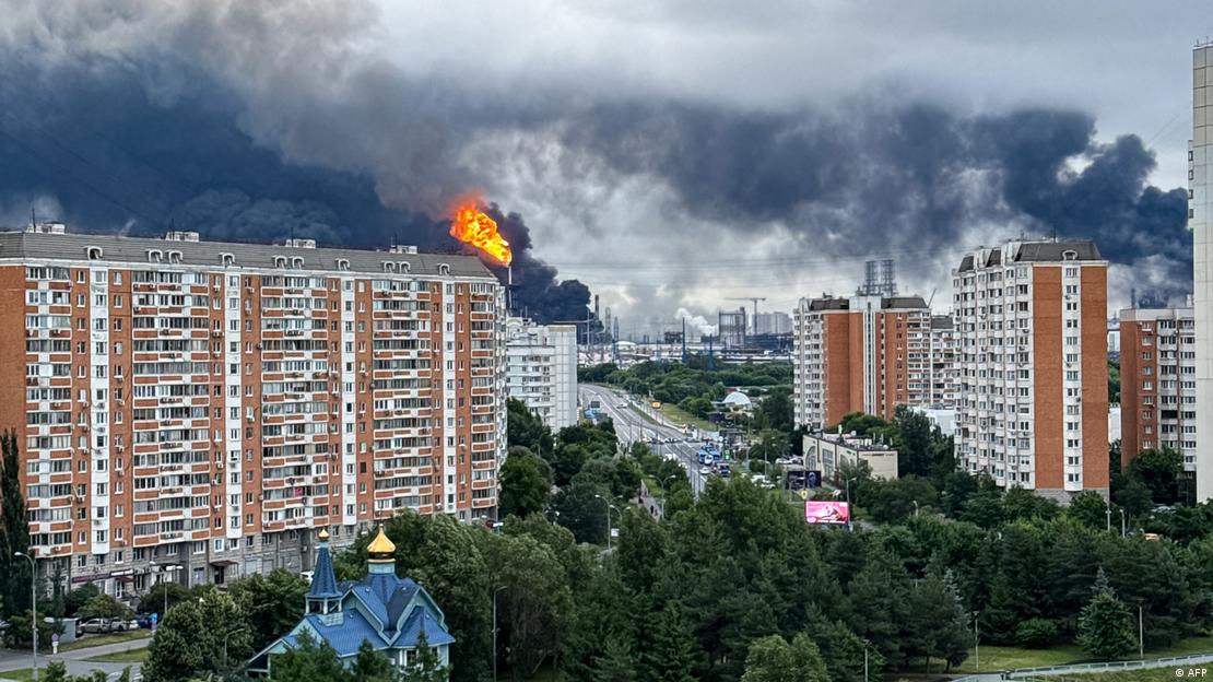 Moscú, Rusia, 2026 | Humo negro sobre la refinería Gazprom Neft tras un ataque con drones ucranianos. Moscú, Rusia, 2026 | Humo negro sobre la refinería Gazprom Neft tras un ataque con drones ucranianos.