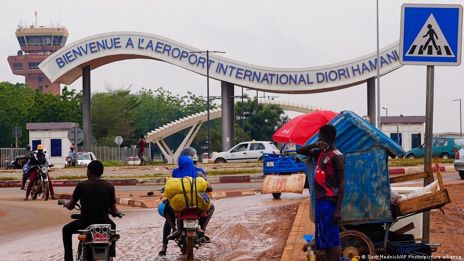 Nigerin hava limanında təhlükəsizlik qüvvələri silahlılarla döyüşüb