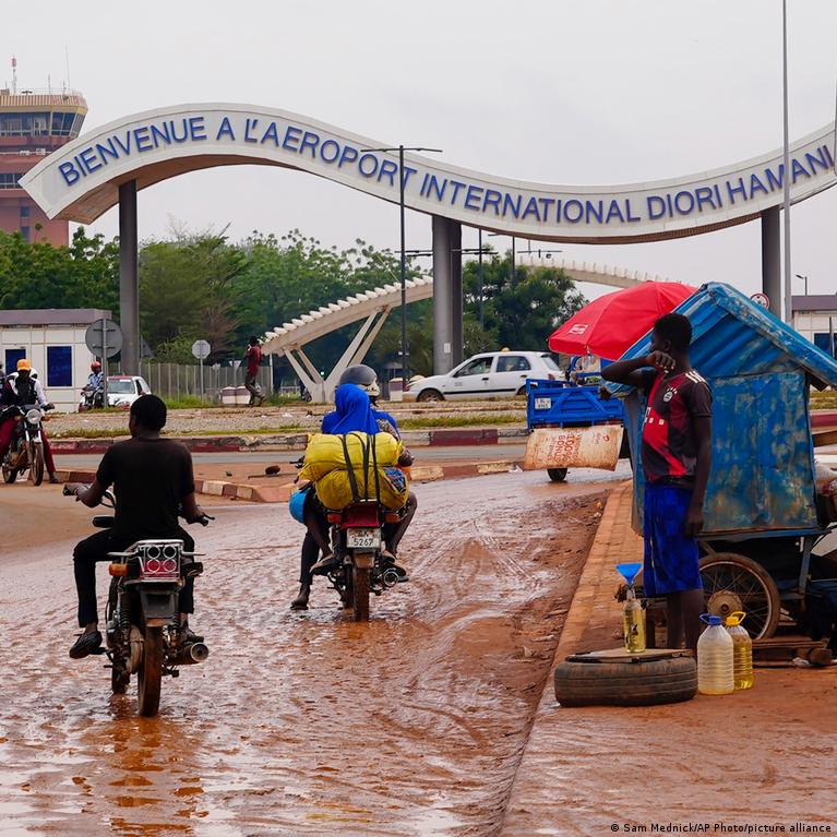 Niger security forces battle gunmen at airport