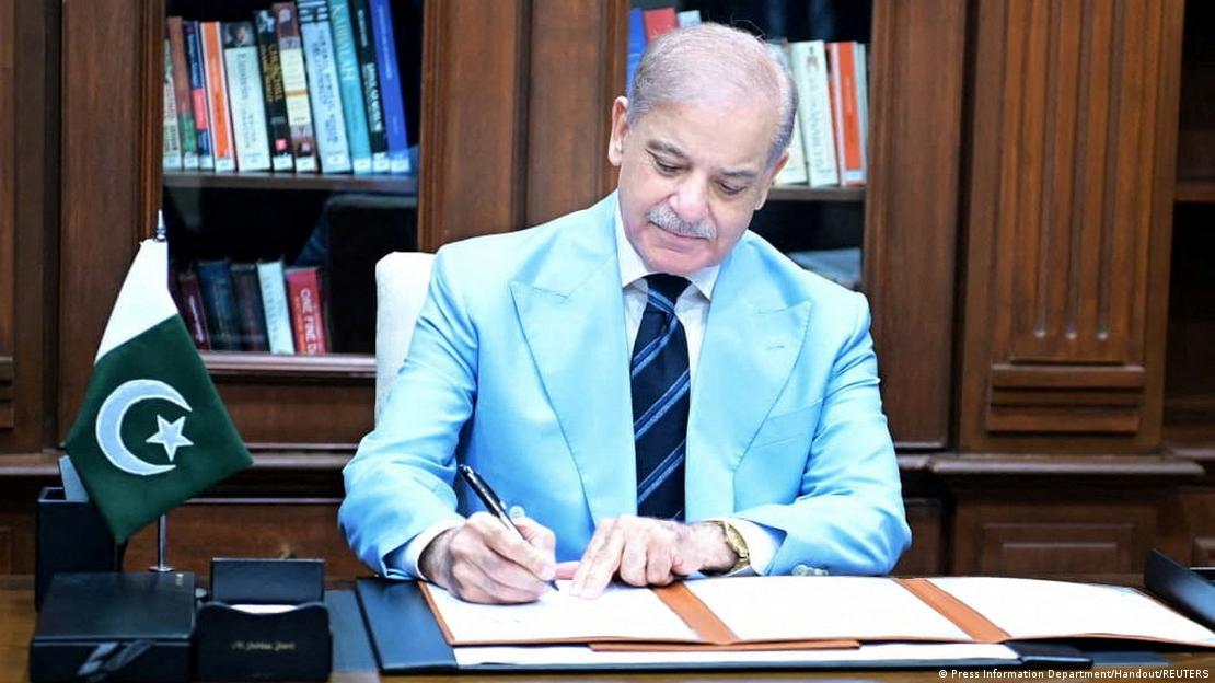 Pakistan Başbakanı Şahbaz Şerif ABD ile İran arasında arabulucu olarak mutabakat zaptını imzalarken. Pakistan Başbakanı Şahbaz Şerif ABD ile İran arasında arabulucu olarak mutabakat zaptını imzalarken.
