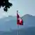Schweiz Luzern 2026 | Blick auf das Schweizer Bürgenstock-Resort, im Vordergrund eine Schweizer Flagge (19.06.2026)