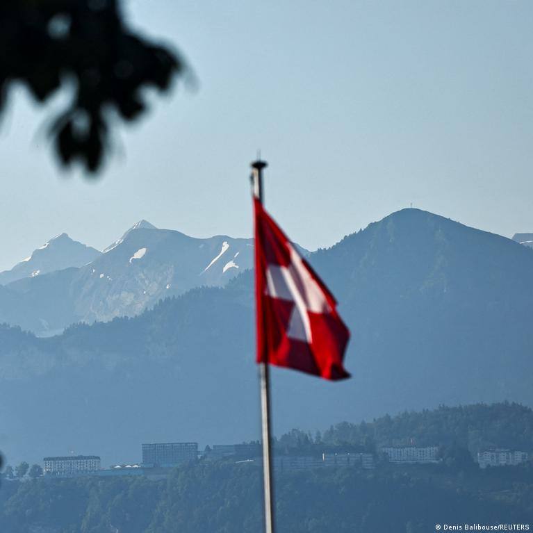US and Iranian negotiators head to Switzerland for talks