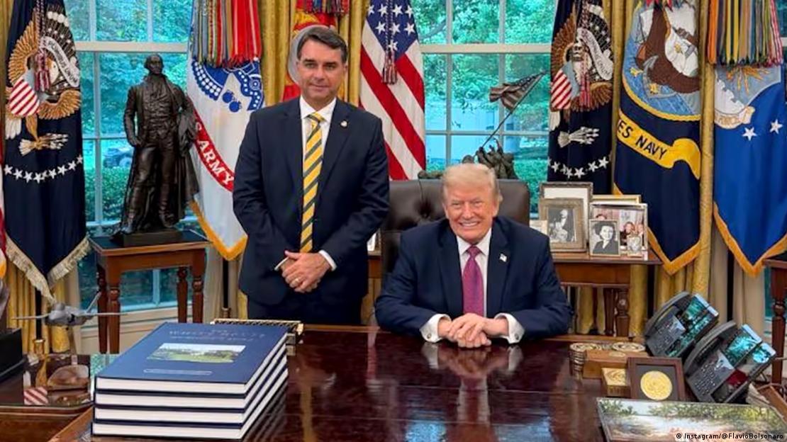 Flávio Bolsonaro e Donald Trump na Casa Branca, em maio deste ano