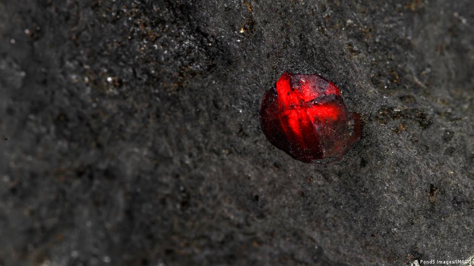 Scientists open Mars meteorite and find a surprise