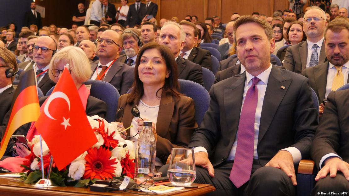 Bakanlar Reiche (ortada) ve Bayraktar Türk-Alman Enerji Forumu etkinliğinde ön sıralarda otururken görülüyor