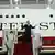 Trump en la escalerilla de su nuevo avión Air Force One, un regalo de Qatar (en imagen de archivo).