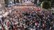 Una imagen tomada desde un dron muestra una gran multitud de manifestantes reunidos frente a la Oficina del Primer Ministro, en el centro de Tirana. (19.06.2026) Una imagen tomada desde un dron muestra una gran multitud de manifestantes reunidos frente a la Oficina del Primer Ministro, en el centro de Tirana. (19.06.2026)