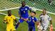 Jurien Gaari (número 3 y con uniforme de color azul), de Curazao, despeja el balón de cabeza tras un saque de esquina, mientras el ecuatoriano John Yeboah con uniforme amarillo y número nueve en su camiseta, así como el portero Eloy Room (número 1), y Sherel Floranus (número 5) de Curazao observan la jugada. (20.06.2026) Jurien Gaari (número 3 y con uniforme de color azul), de Curazao, despeja el balón de cabeza tras un saque de esquina, mientras el ecuatoriano John Yeboah con uniforme amarillo y número nueve en su camiseta, así como el portero Eloy Room (número 1), y Sherel Floranus (número 5) de Curazao observan la jugada. (20.06.2026)