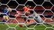 Brian Brobbey, de Países Bajos, marca el 1-0 frente a Victor Nilsson Lindelöf (3) y el portero Kristoffer Nordfeldt (23), de Suecia. (20.06.2026)