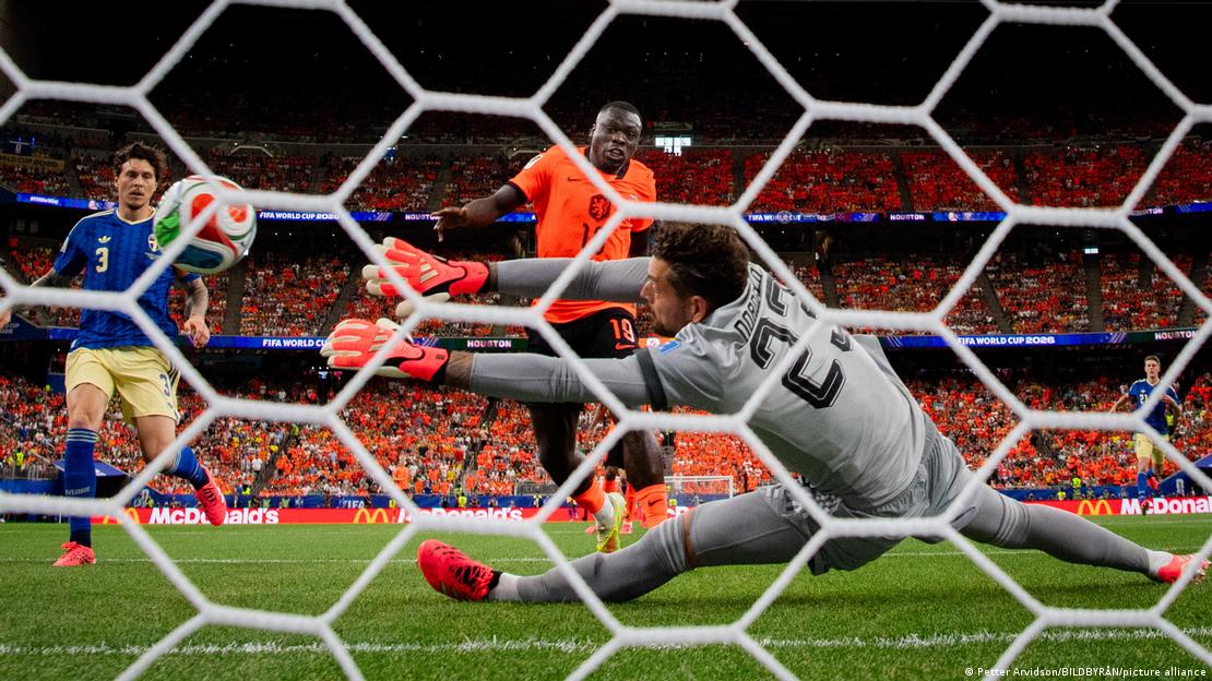 Brian Brobbey, de Países Bajos, marca el 1-0 frente a Victor Nilsson Lindelöf (3) y el portero Kristoffer Nordfeldt (23), de Suecia. (20.06.2026) Brian Brobbey, de Países Bajos, marca el 1-0 frente a Victor Nilsson Lindelöf (3) y el portero Kristoffer Nordfeldt (23), de Suecia. (20.06.2026)