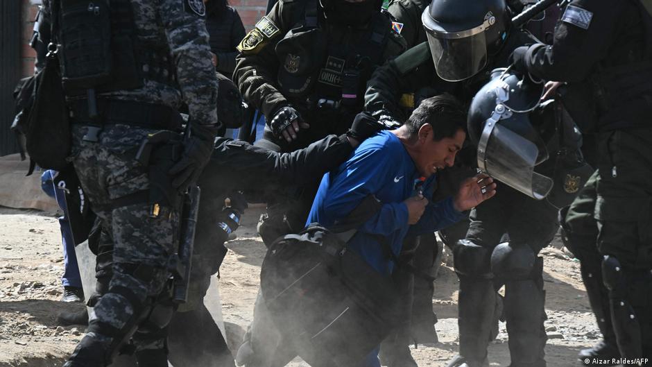 Blocks fall on Bolivian roads