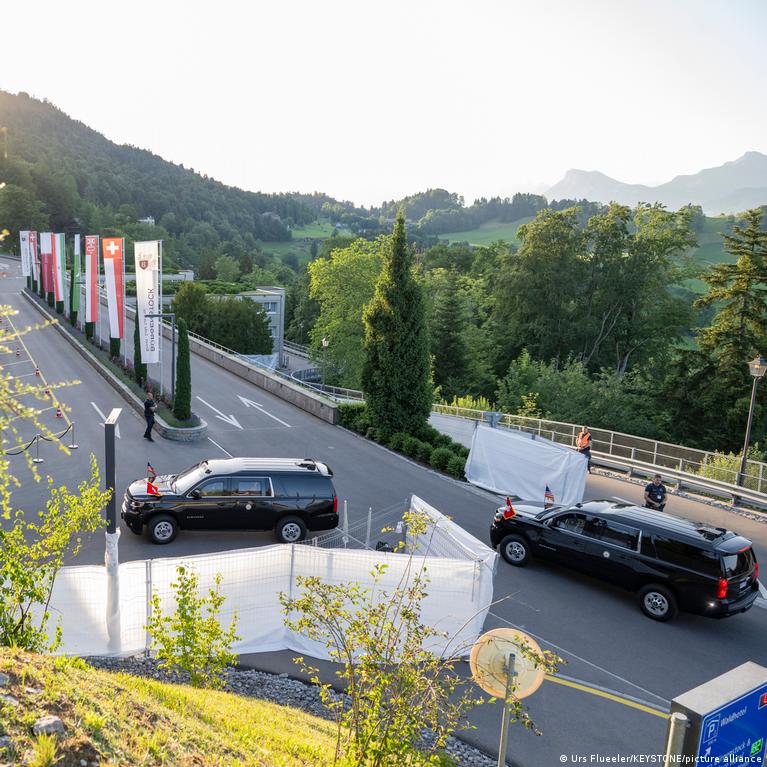 US and Iranian negotiators arrive in Switzerland for talks