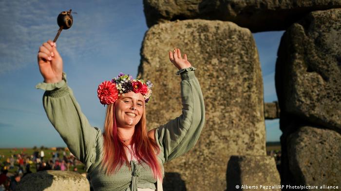 Alguns dos visitantes exibiram flores sobre a cabeça para celebrar o solstício em Stonehenge 