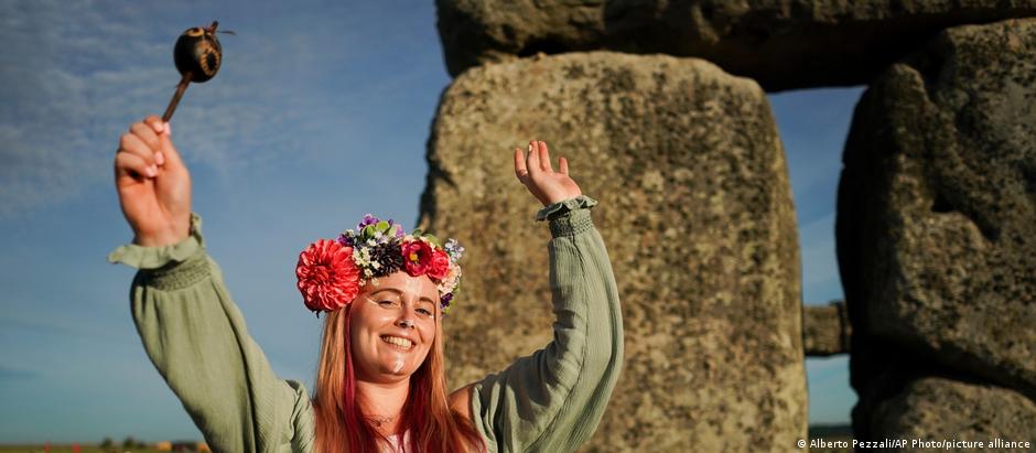 Alguns dos visitantes exibiram flores sobre a cabeça para celebrar o solstício em Stonehenge 