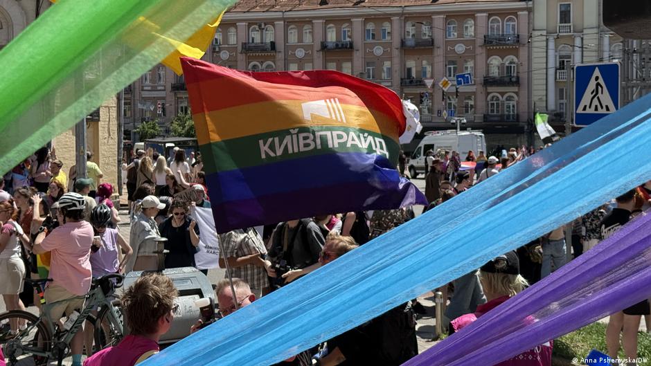 "КиївПрайд" і "Марш традицій": як пройшли два мітинги