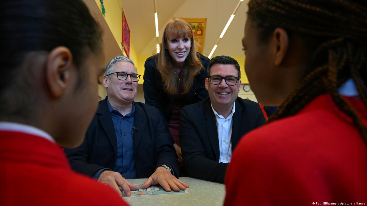 Baş nazir Kir Starmer, İşçi Partiyasının deputatı və keçmiş müavini Angela Reyner və Manchester meri Endi Bernamın məktəb səhər yeməyi klubuna səfəri zamanı şagirdlərlə görüşü
