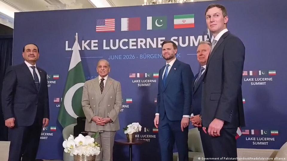 جی دی ونس، جرد کوشنر، استیو ویتکاف، شهباز شریف و عاصم منیر در سوییس جی دی ونس، جرد کوشنر، استیو ویتکاف، شهباز شریف و عاصم منیر در سوییس