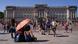 Los turistas se protegen del sol en el Monumento a la Reina Victoria, Los turistas se protegen del sol en el Monumento a la Reina Victoria,