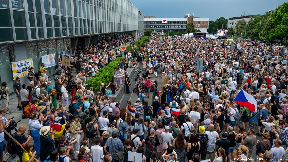 Czechia: Thousands march in support of public media funding