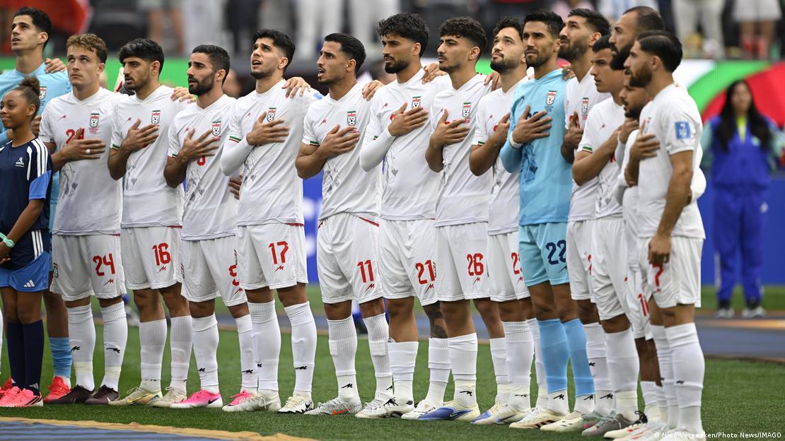 فیفا ورلڈ کپ، 21 جون 2026 کو لاس اینجلس کے سوفائی اسٹیڈیم میں ہونے والے گروپ جی کے میچ سے قبل ایرانی ٹیم قومی ترانہ پڑھنے کے دوران قطار میں کھڑی ہے۔ 