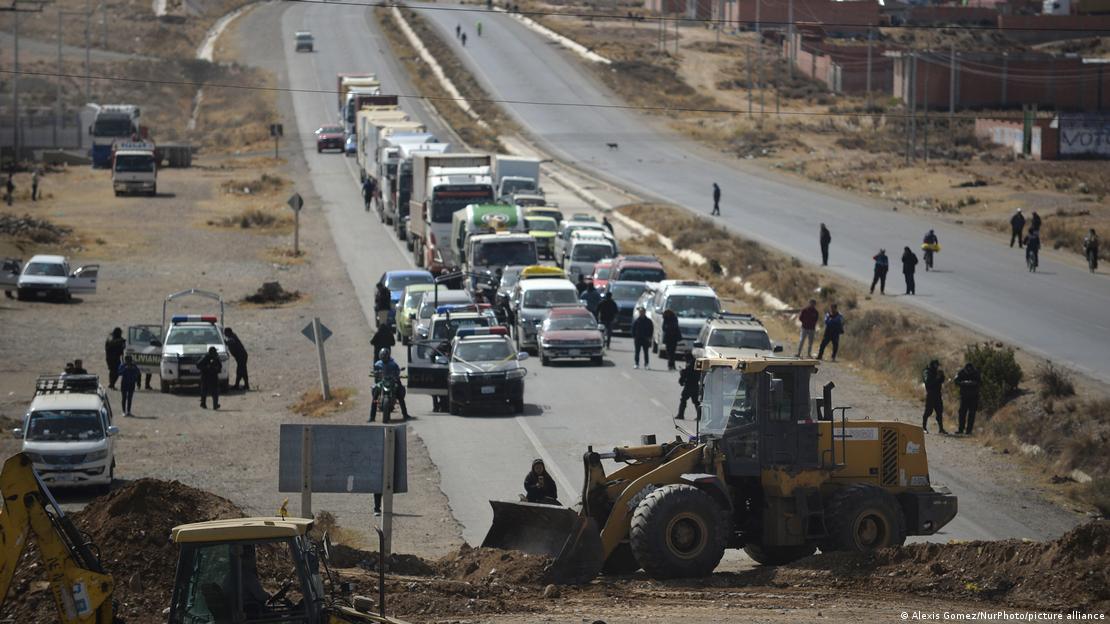 La policía y las fuerzas armadas comienzan a despejar las carreteras de escombros para restablecer la circulación normal de vehículos, después de que el presidente Rodrigo Paz declarara el estado de excepción. (20.06.2026) La policía y las fuerzas armadas comienzan a despejar las carreteras de escombros para restablecer la circulación normal de vehículos, después de que el presidente Rodrigo Paz declarara el estado de excepción. (20.06.2026)