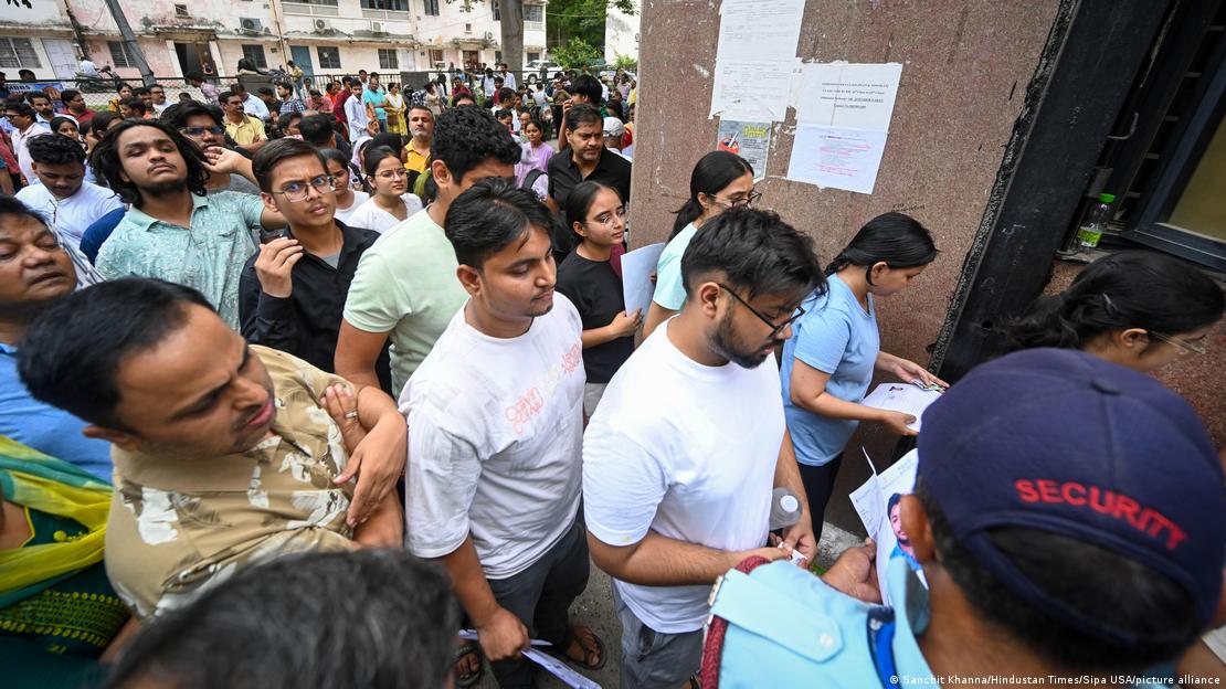 طلبہ میڈیکل کورسز میں داخلے کے لیے مسابقتی امتحان دینے کے لیے نئی دہلی میں ایک امتحانی مرکز پر طلبہ میڈیکل کورسز میں داخلے کے لیے مسابقتی امتحان دینے کے لیے نئی دہلی میں ایک امتحانی مرکز پر