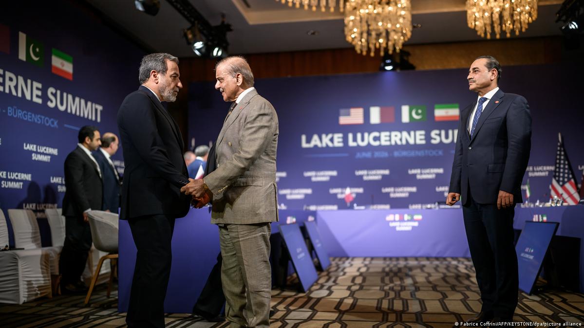 İran və Pakistan rəsmiləri İsveçrədə danışıqların keçiriləcəyi məkanın önündə görüşürlər (21.06.2026)