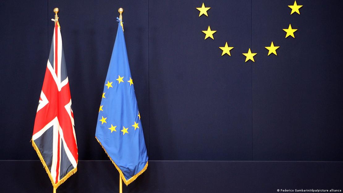 Flaggen von Großbritannien & der EU im EU-Ratsgebäude in Brüssel Flaggen von Großbritannien & der EU im EU-Ratsgebäude in Brüssel