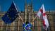 Manifestante contra o Brexit levanta bandeiras da Inglaterra e da União Europeia em frente ao Parlamento britânico, em Londres Manifestante contra o Brexit levanta bandeiras da Inglaterra e da União Europeia em frente ao Parlamento britânico, em Londres