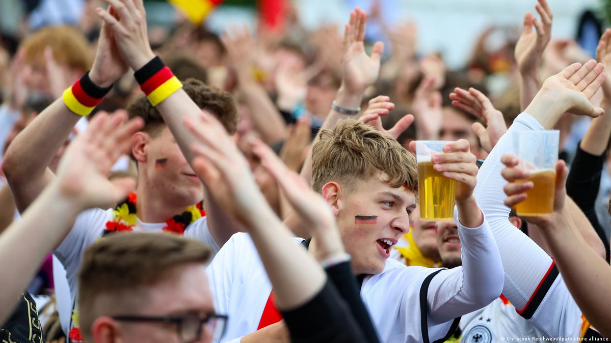 Better make those beers non-alcoholic Image: Christoph Reichwein/dpa/picture alliance