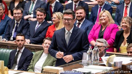 Andy Burnham zieht als Abgeordneter ins Unterhaus ein und kandidiert als Nachfolger des zurückgetretenen Keir Starmer.