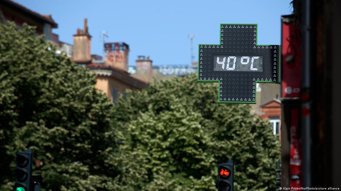 Frankreich Toulouse 2026 | Ein Apotheken-Thermometer zeigt 40°C 
