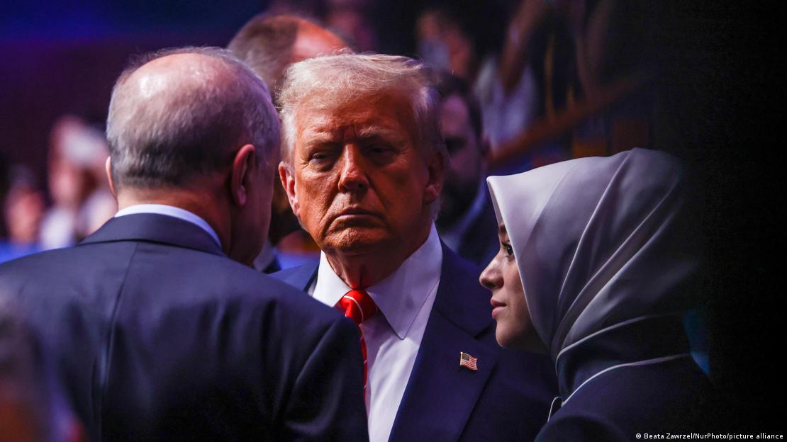 Türkiye Cumhurbaşkanı Recep Tayyip Erdoğan ve ABD Başkanı Donald Trump geçen yıl Lahey'de düzenlenen NATO Zirvesi'nde sohbet ederken Türkiye Cumhurbaşkanı Recep Tayyip Erdoğan ve ABD Başkanı Donald Trump geçen yıl Lahey'de düzenlenen NATO Zirvesi'nde sohbet ederken
