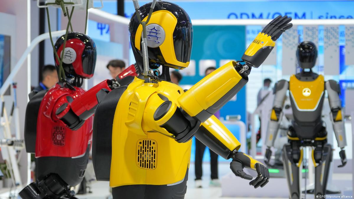 China Peking 2025 | Humanoide Roboter führen Tai Chi auf der 3. CISCE vor 新苏黎世报:人形机器人和飞行出租车行业就正在经历这种扶持热潮。