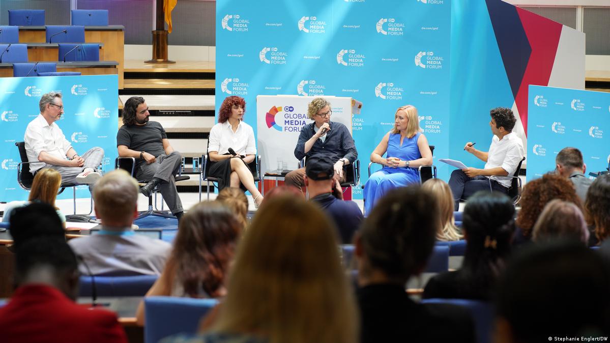 Between innovation and dependence: Journalism’s love-hate relationship with Big Tech was discussed at a panel in Bonn this week