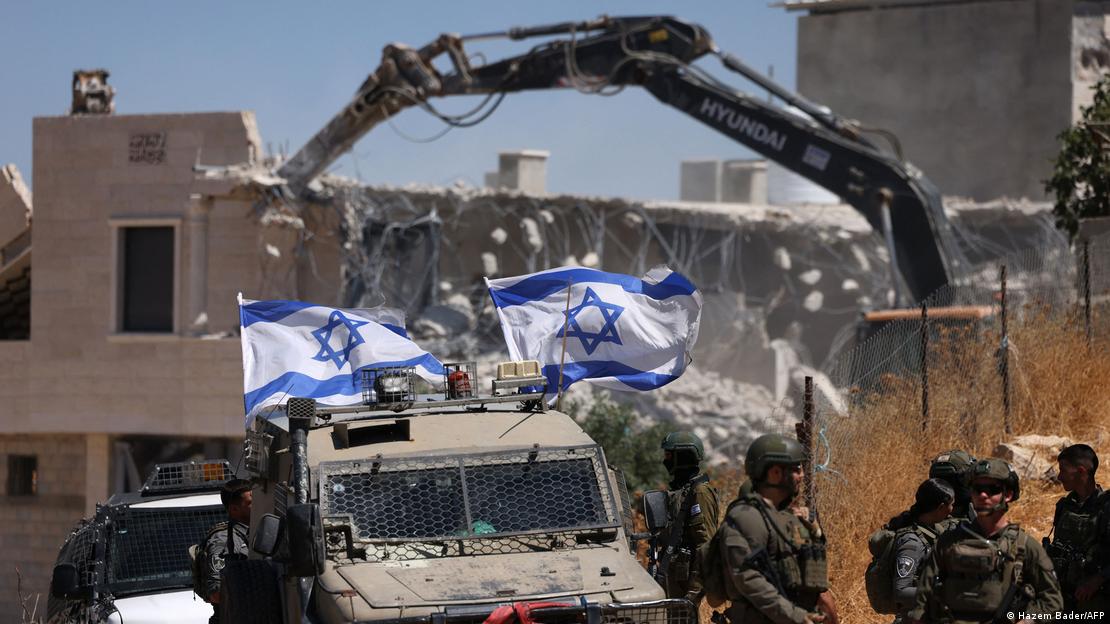 23 جون 2026 کو اسرائیلی فوجیوں کی نگرانی میں اسرائیلی بلڈوزر فلسطینی خاندان العطرش کے گھر کو منہدم کر رہے ہیں۔ حکام نے اس کارروائی کے لیے عمارت کا اجازت نامہ نہ ہونے کو وجہ قرار دیا 23 جون 2026 کو اسرائیلی فوجیوں کی نگرانی میں اسرائیلی بلڈوزر فلسطینی خاندان العطرش کے گھر کو منہدم کر رہے ہیں۔ حکام نے اس کارروائی کے لیے عمارت کا اجازت نامہ نہ ہونے کو وجہ قرار دیا