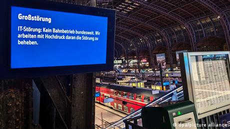 Eine Funkstörung hat den Bahnverkehr in ganz Deutschland für rund zwei Stunden lahmgelegt.