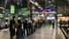 Reisende warten in einer langen Schlange in Frankfurt nach bundesweiter Funkstörung der Bahn Reisende warten in einer langen Schlange in Frankfurt nach bundesweiter Funkstörung der Bahn