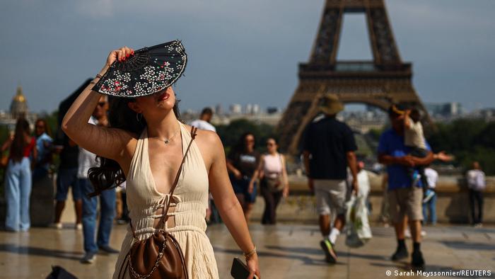Sufocada por calor extremo, Paris proíbe consumo de álcool