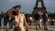 Mujer con un abanico frente a la Torre Eifel. Mujer con un abanico frente a la Torre Eifel.