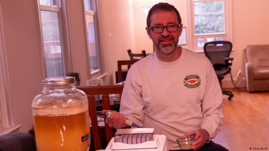 ¿Y si pudieras vacunarte tomando una cerveza? Un virólogo elaboró una en casa y causó un debate científico