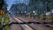 Trilhos ferroviários no sol forte ao fundo um trem Trilhos ferroviários no sol forte ao fundo um trem